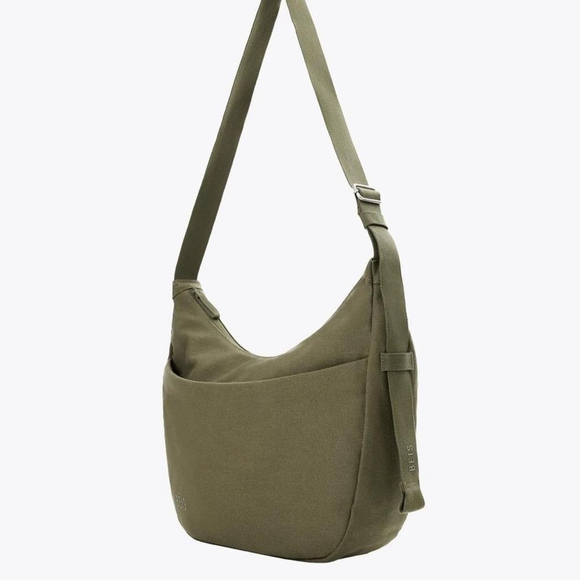 Beis The Carryall Crossbody in Black NWT - Picture 2 of 5